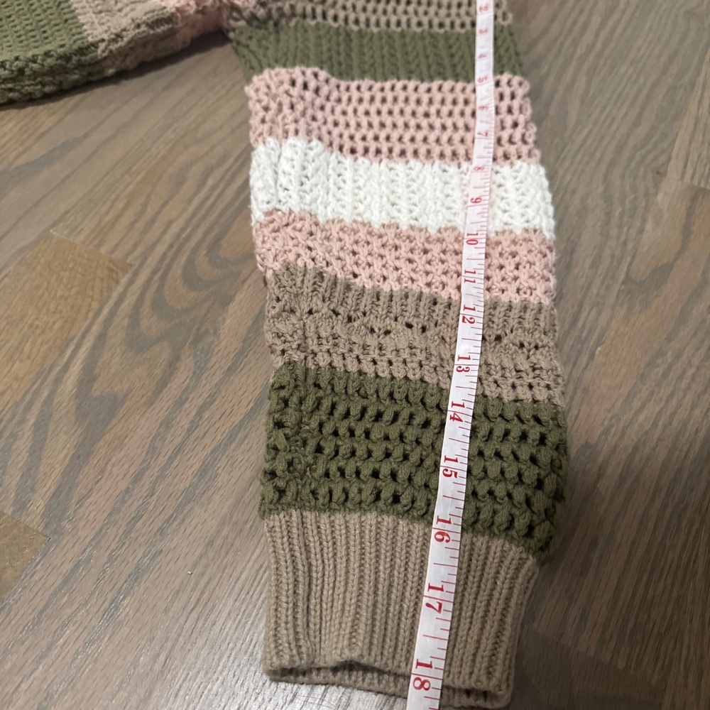 Like New Cropped 3/4 sleeve sweater Size M - Picture 6 of 6